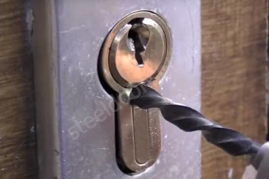Как открыть замок двери без ключа?